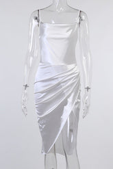 Partykleid mit Spaghettiträgern und hohem Schlitz